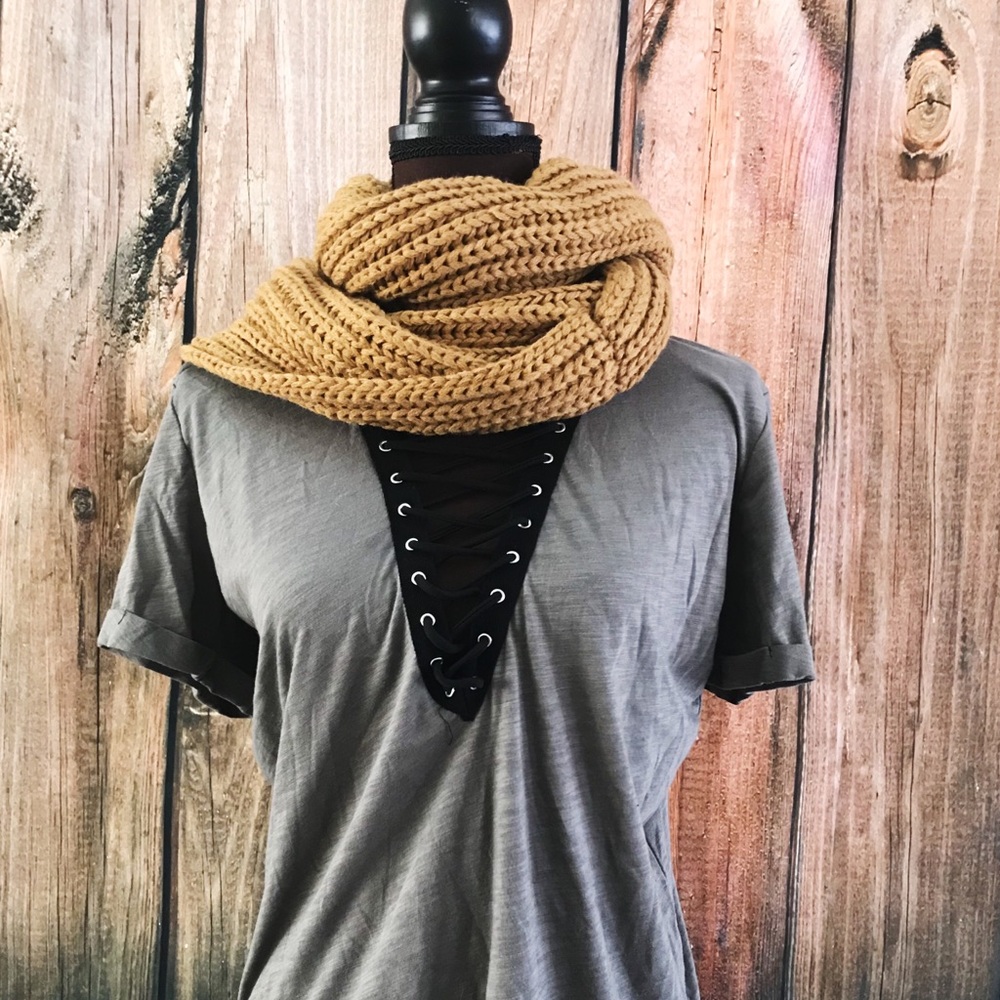 Chunky braided infinity scarf - Picture 3 of 3